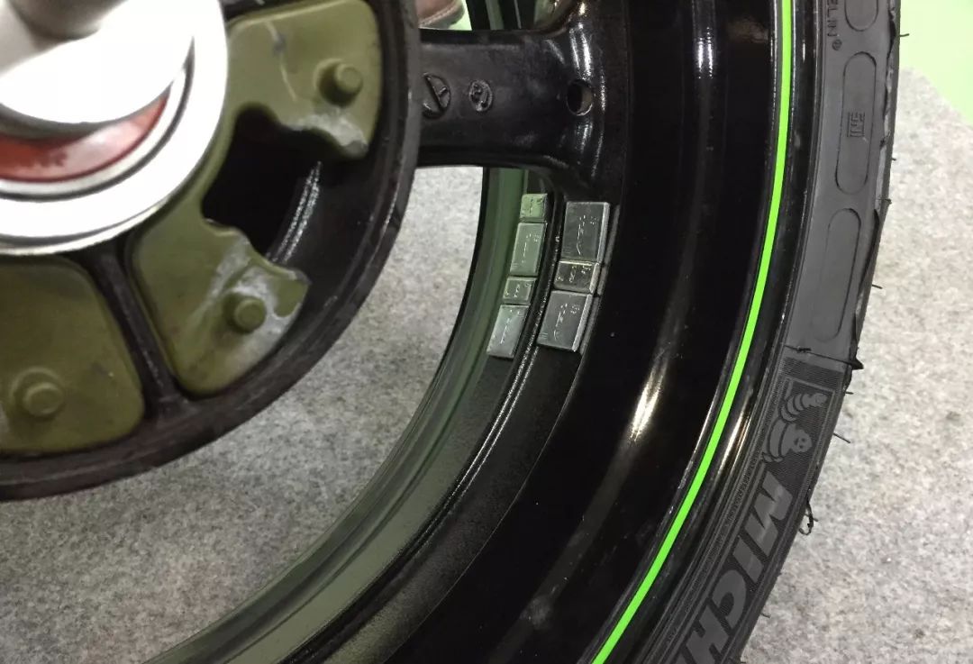 新手更换汽车轮胎的过程,新手换轮胎详细教程