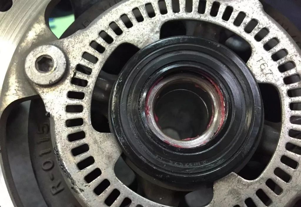 新手更换汽车轮胎的过程,新手换轮胎详细教程