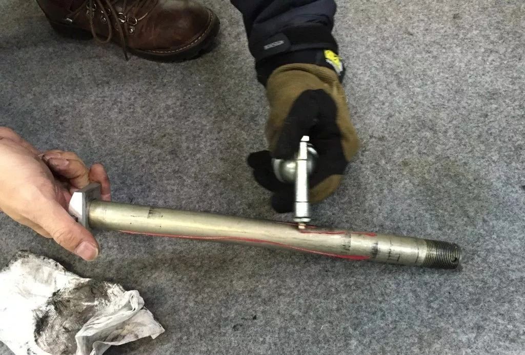 新手更换汽车轮胎的过程,新手换轮胎详细教程