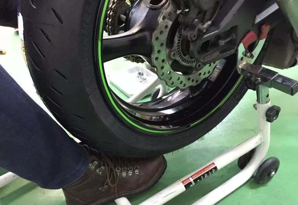 新手更换汽车轮胎的过程,新手换轮胎详细教程