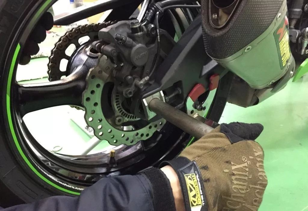 新手更换汽车轮胎的过程,新手换轮胎详细教程