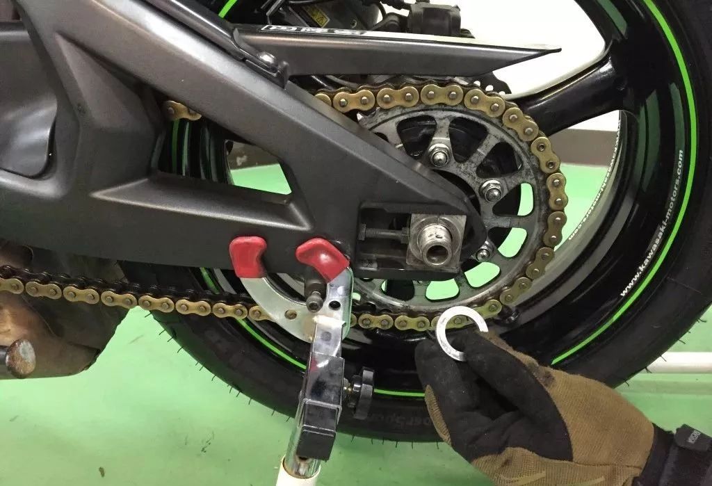 新手更换汽车轮胎的过程,新手换轮胎详细教程