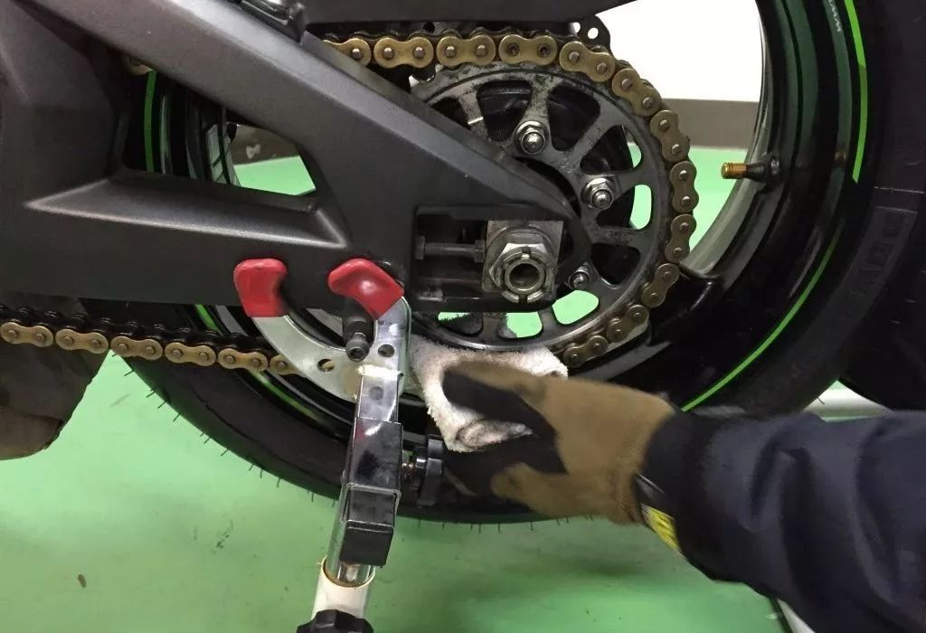 新手更换汽车轮胎的过程,新手换轮胎详细教程