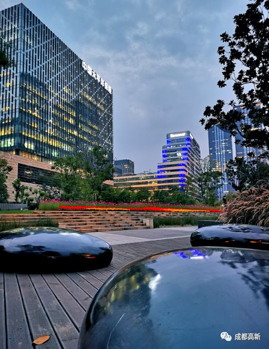 太美！空中连廊、街角绿地……成都高新串起269公里风景线