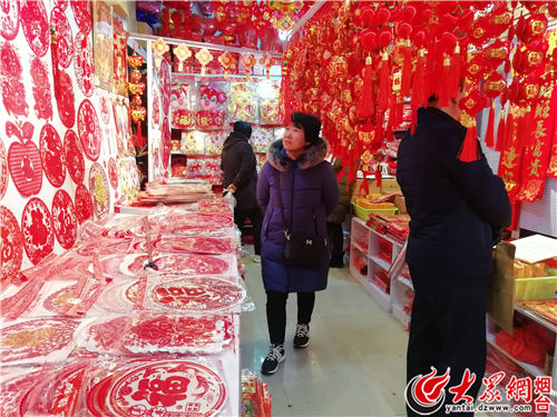 春节临近饰品走俏年味浓图片,年味渐浓新年饰品