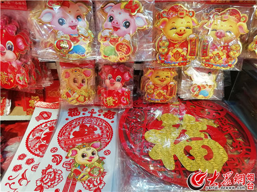 春节临近饰品走俏年味浓图片,年味渐浓新年饰品
