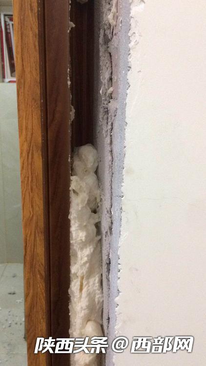 顾客被怀疑偷东西遭店员翻包,顾客买草莓遭摊主偷梁换柱被发现