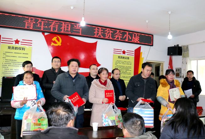 咚咚咚……听说，村委会里有场竞拍会？