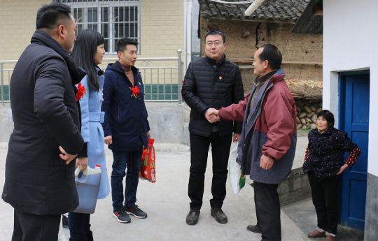 咚咚咚……听说，村委会里有场竞拍会？