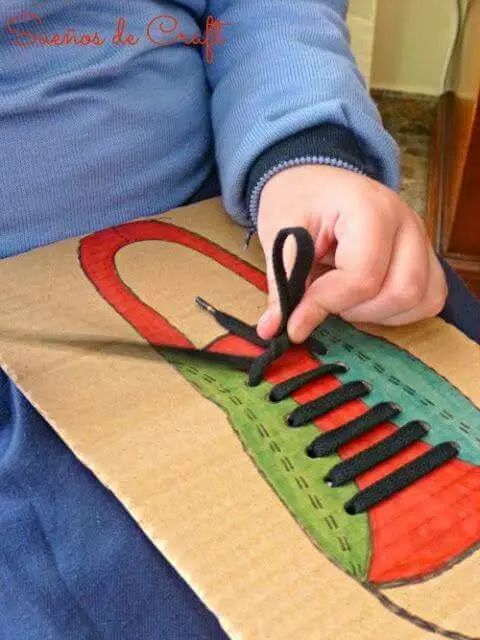 幼儿园教室立体大纸箱创意,用纸箱做教室可以让布娃娃住进去