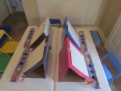 幼儿园教室立体大纸箱创意,用纸箱做教室可以让布娃娃住进去