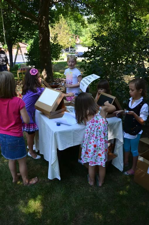 幼儿园教室立体大纸箱创意,用纸箱做教室可以让布娃娃住进去