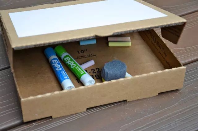 幼儿园教室立体大纸箱创意,用纸箱做教室可以让布娃娃住进去