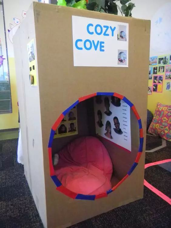 幼儿园教室立体大纸箱创意,用纸箱做教室可以让布娃娃住进去