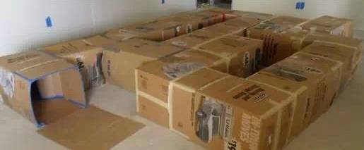 幼儿园教室立体大纸箱创意,用纸箱做教室可以让布娃娃住进去