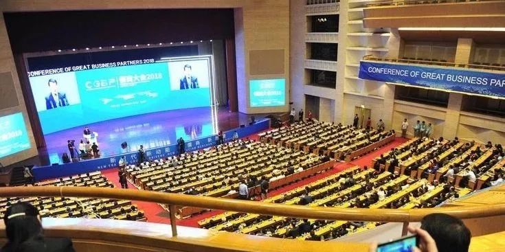 她暗示让我跟她表白,她很主动的跟我表白