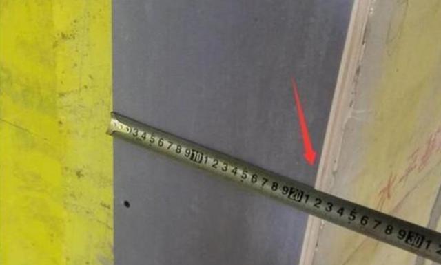 木工主动把门洞尺寸调整好，可安装师傅却说：他在自作聪明