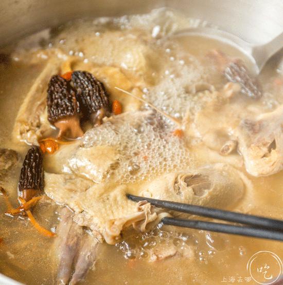 坐拥150㎡私家花园的火锅店,竟然还配空姐服务!