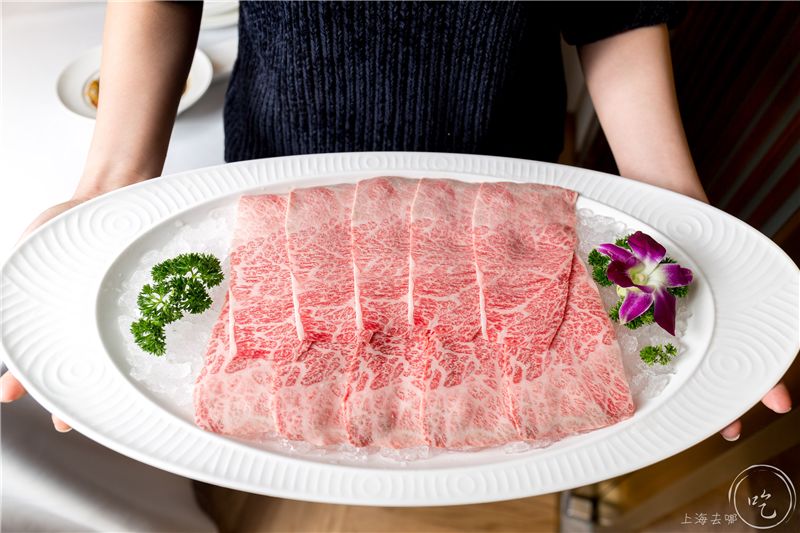 坐拥150㎡私家花园的火锅店，竟然还配空姐服务！