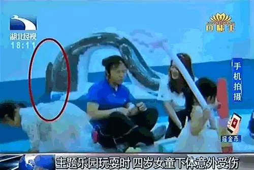 广西一两岁男童在游乐场摔致骨折！家长索赔，游乐场回复…