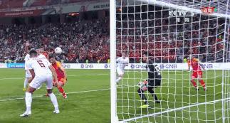 国足2-0击败越南粉丝反应,国足3比0韩国队回国欢呼