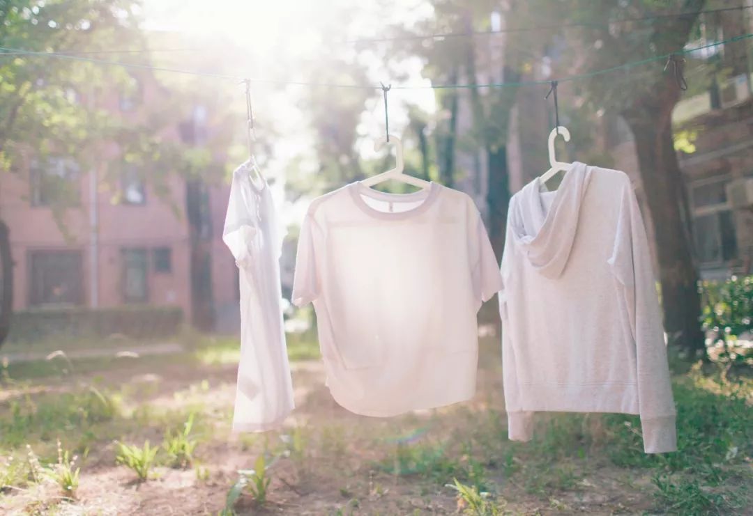 在家里自己洗羽绒服怎么洗才干净,黑色羽绒服如何洗既不掉色又干净