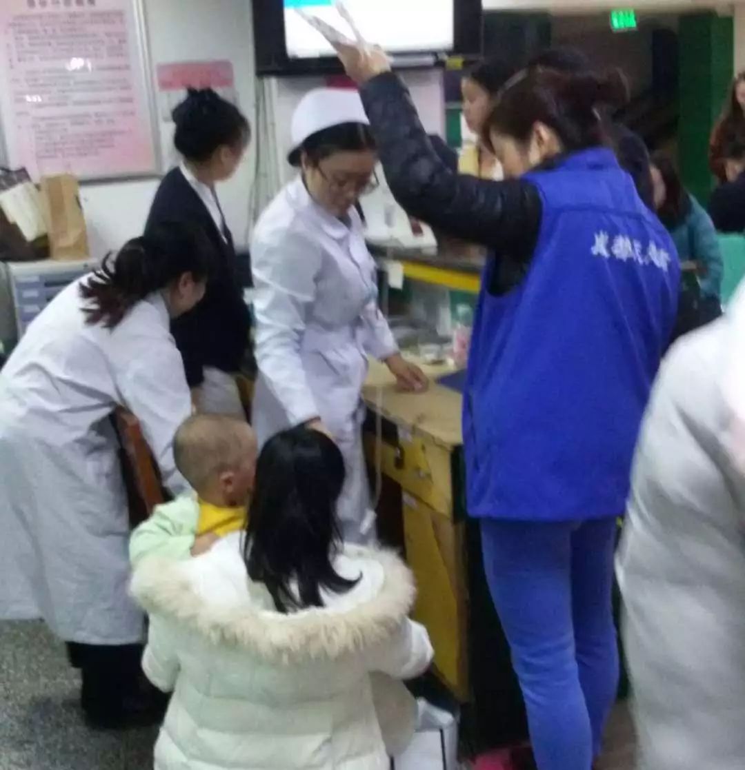 成都儿科急诊夜间,儿科就诊高峰视频