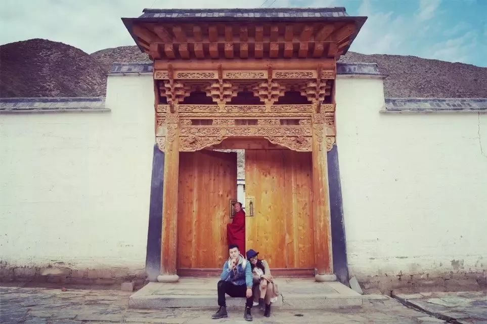 夏河：跨国搭车团在囧途