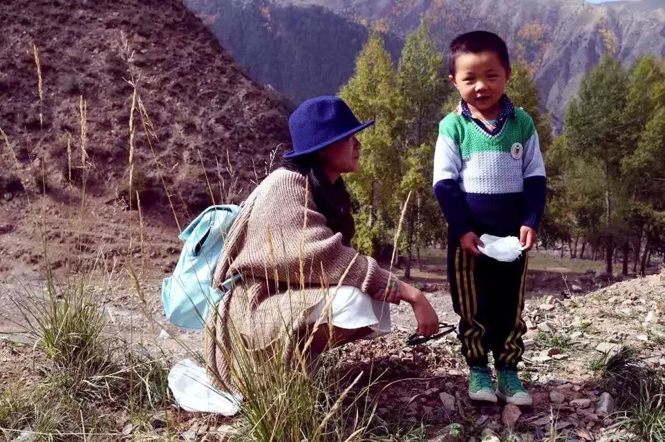 夏河：跨国搭车团在囧途