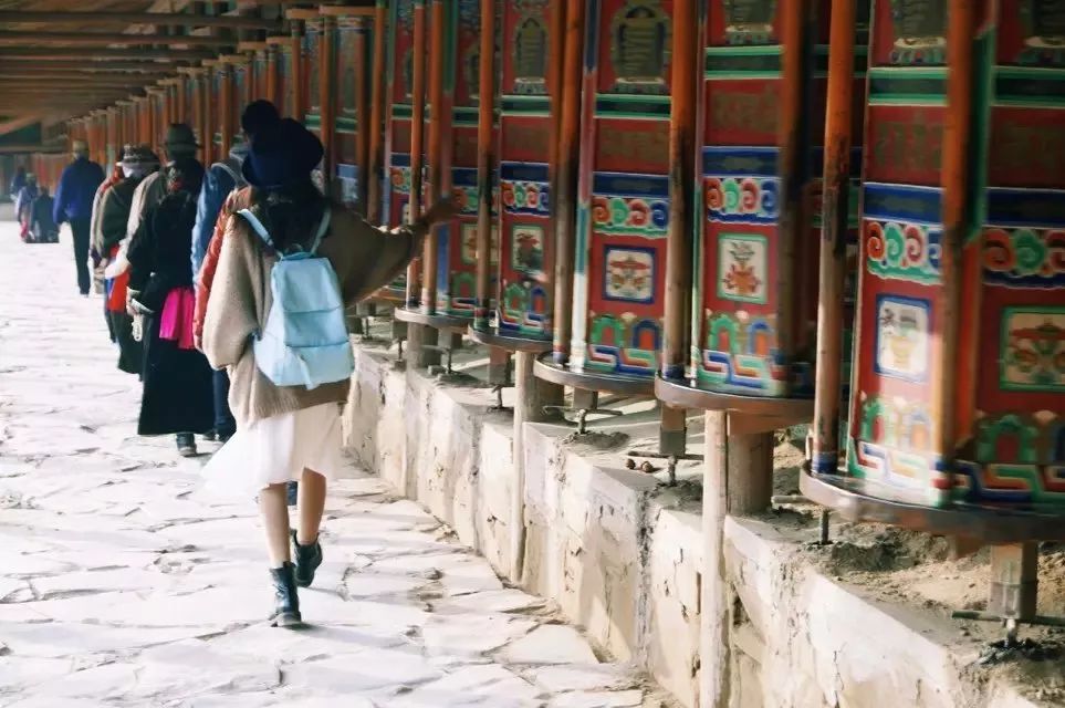 夏河：跨国搭车团在囧途