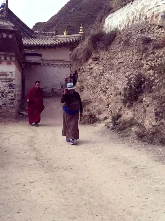 夏河：跨国搭车团在囧途