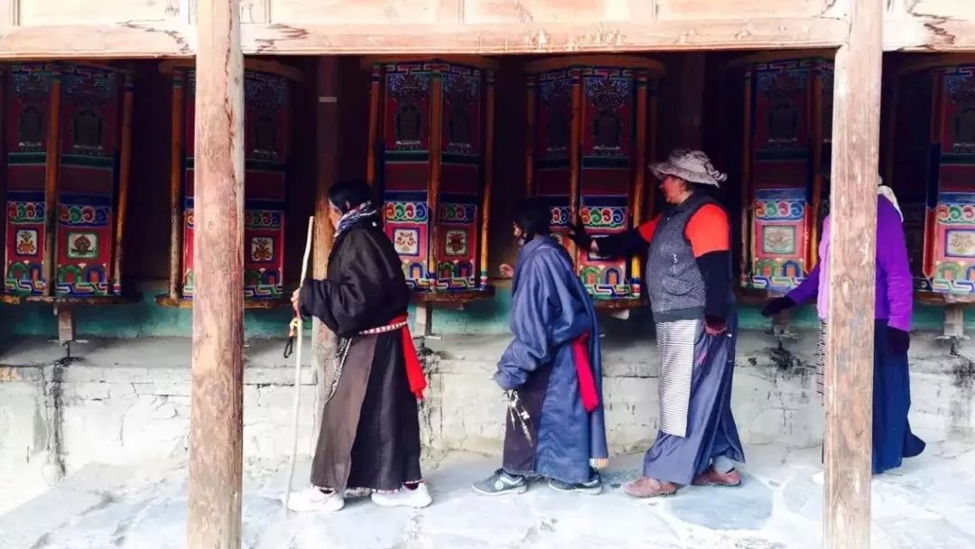 夏河：跨国搭车团在囧途