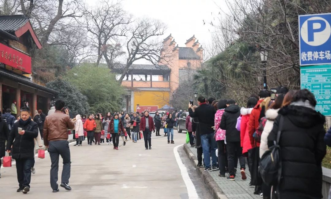 今天鸡鸣寺人还多么,今晚鸡鸣寺人多吗