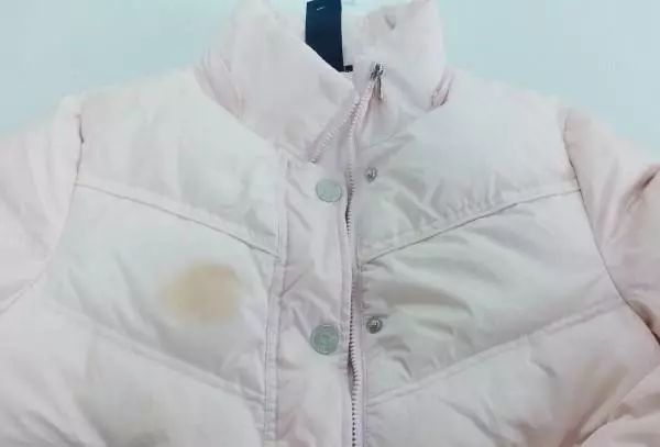 在家里自己洗羽绒服怎么洗才干净,黑色羽绒服如何洗既不掉色又干净