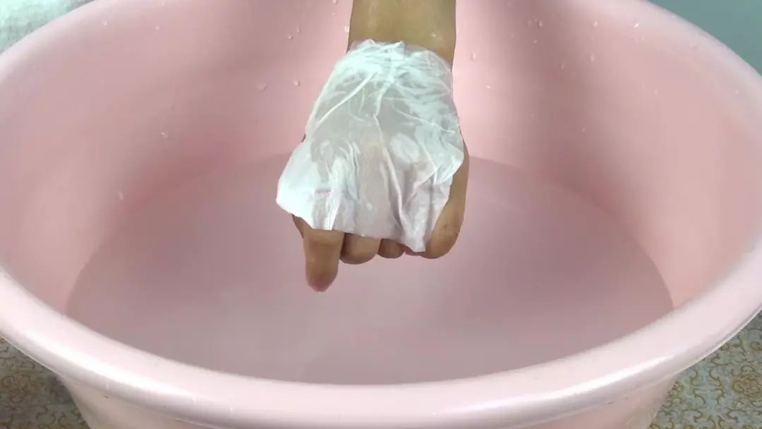 在家里自己洗羽绒服怎么洗才干净,黑色羽绒服如何洗既不掉色又干净