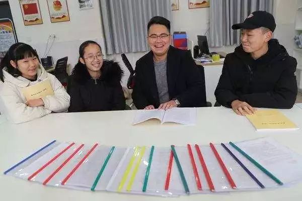 纸短情长这才是最美情书,金华一位老师让学生写三行情书