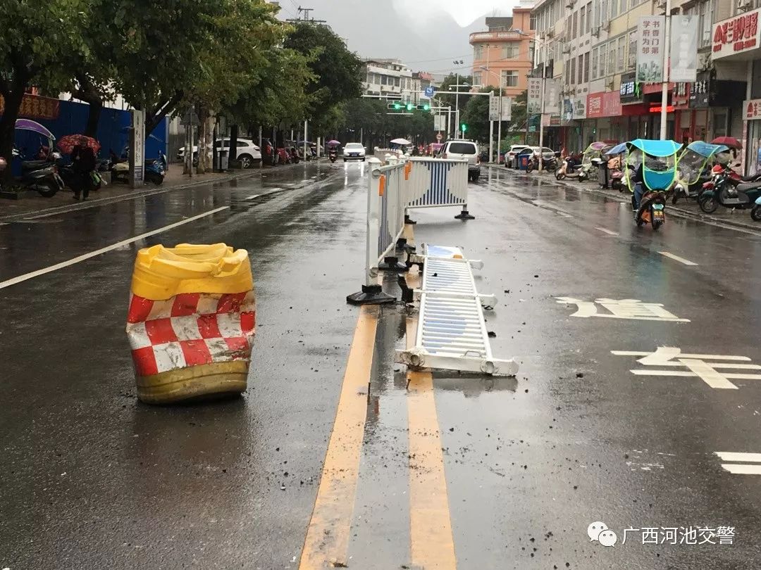 撞了护栏逃逸怎么办？罚1000元记12分！