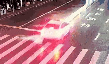 撞了护栏逃逸怎么办？罚1000元记12分！