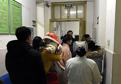 「117早安！九江」九江土壕阳台惊呆路人；打完麻药医生玩失踪；女员工街头集体跪地爬行；试卷现“鸡汤”提示语