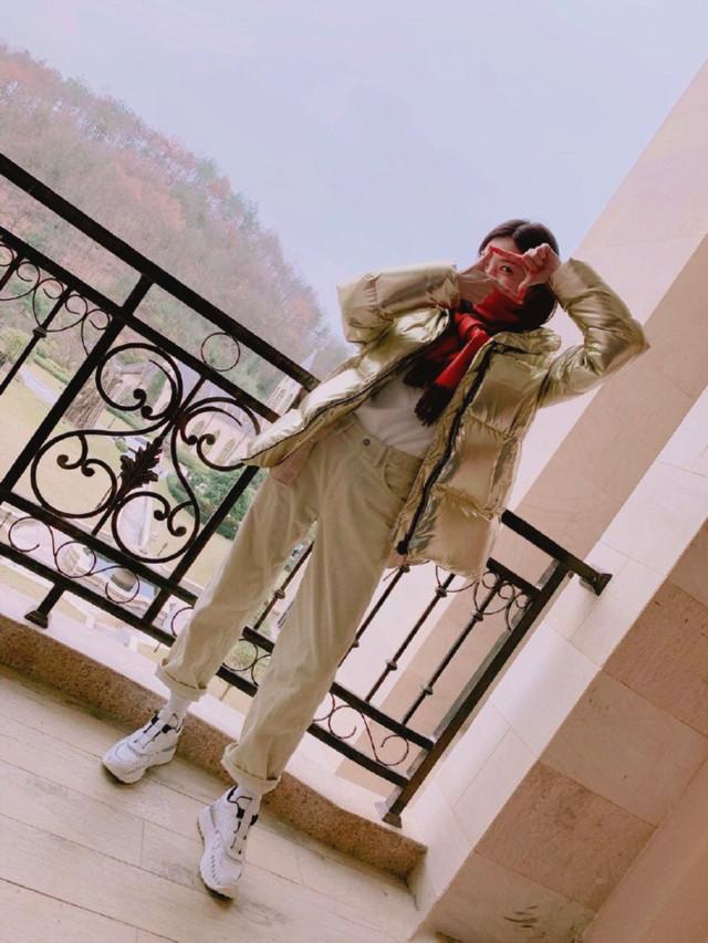 江疏影示范理想女友穿搭，银色羽绒服配灯芯绒裤，舒适又保暖！