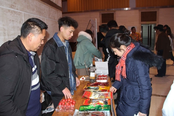 理塘县感恩行不忘推销扶贫产品为帮扶地区和单位已演出12场