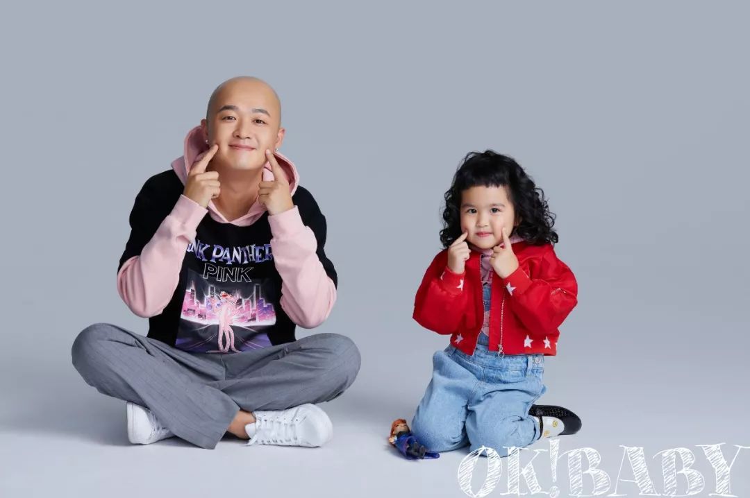 包饺子一家老小齐上阵,包饺子一家人聚在一起