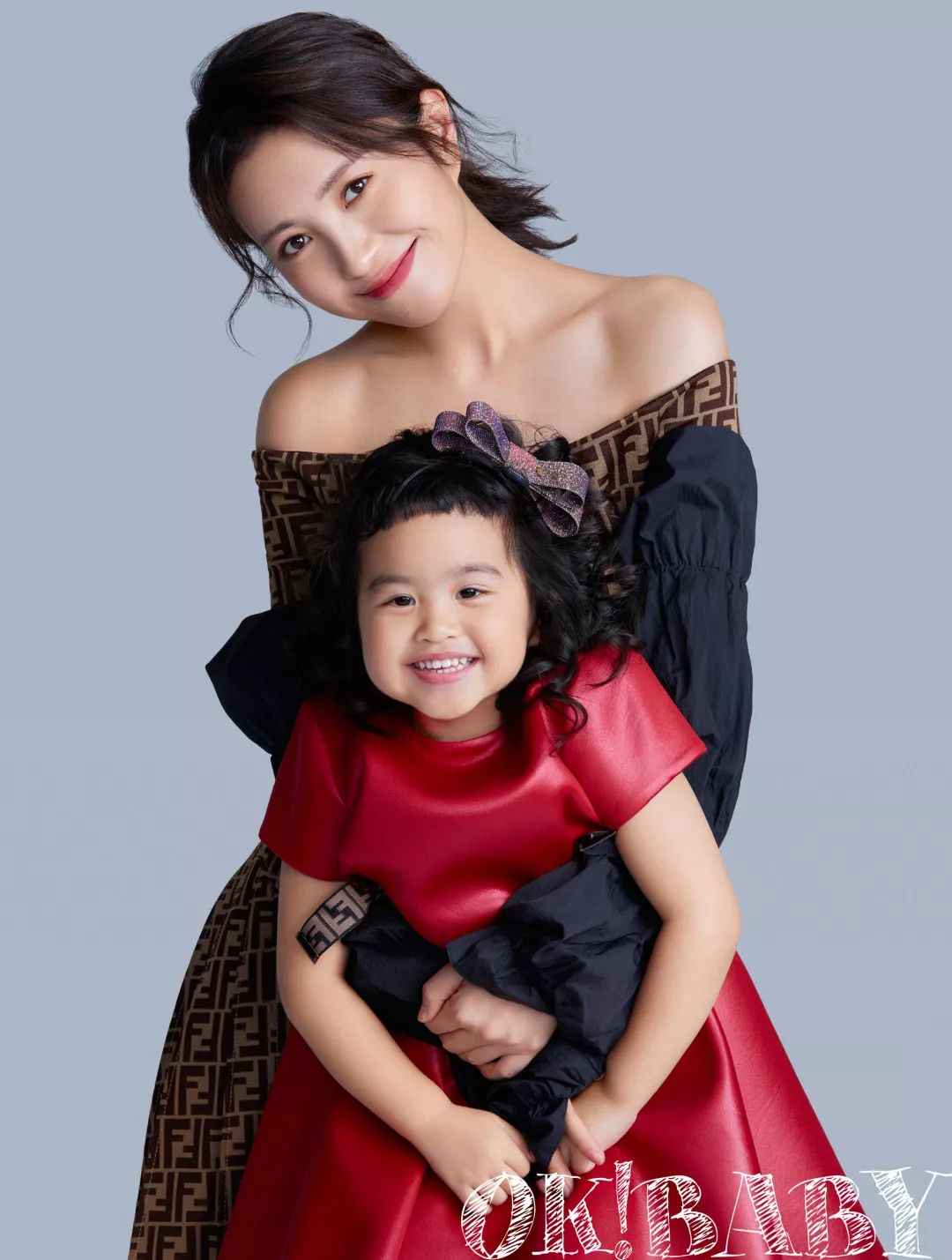 包饺子一家老小齐上阵,包饺子一家人聚在一起