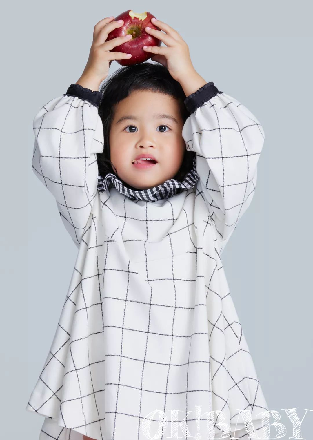 包饺子一家老小齐上阵,包饺子一家人聚在一起