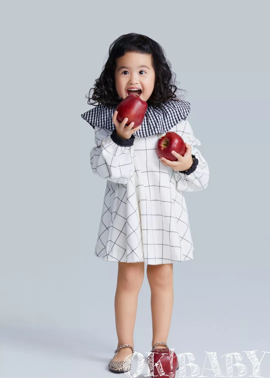 包饺子一家老小齐上阵,包饺子一家人聚在一起