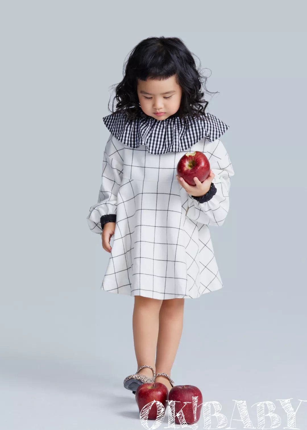 包饺子一家老小齐上阵,包饺子一家人聚在一起