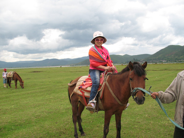 丽江可以划船骑马的地方,丽江拉市海骑马划船看雪山