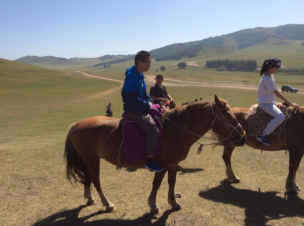 丽江可以划船骑马的地方,丽江拉市海骑马划船看雪山