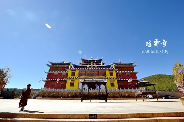 丽江可以划船骑马的地方,丽江拉市海骑马划船看雪山