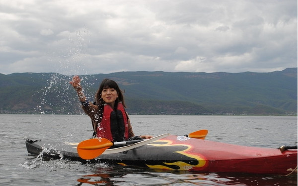 丽江可以划船骑马的地方,丽江拉市海骑马划船看雪山